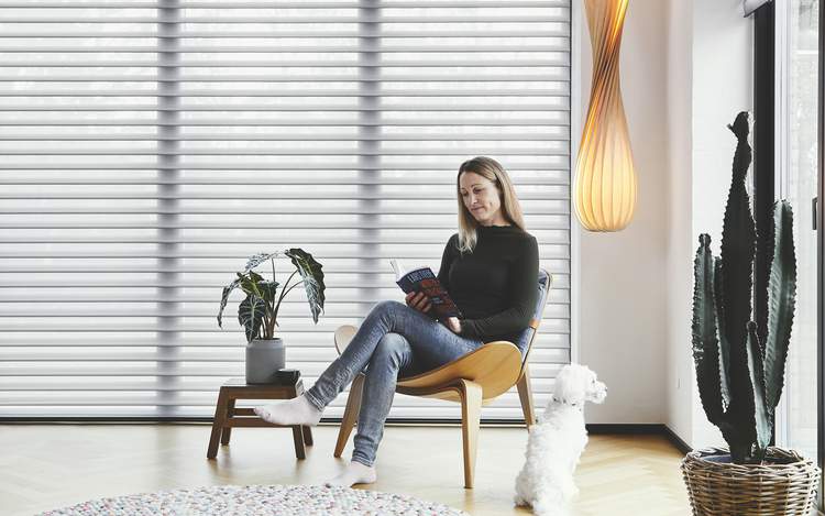 Silhouette® gardinerna ger både dagsljus och avskärmning hemma hos Charlotte.