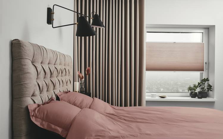 Sovrumsfönster med Duette® gardin i kombination med gardinlängd, båda i mjuka dämpade färgnyanser