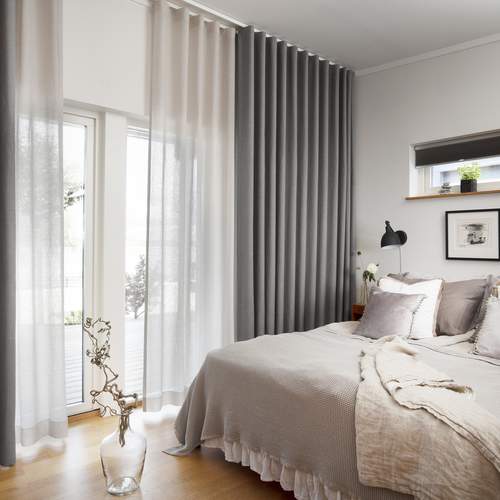 Hotellhängning med dubbla gardiner