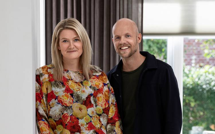 David och Louise Guldager, här framför Luxaflex® smarta gardiner