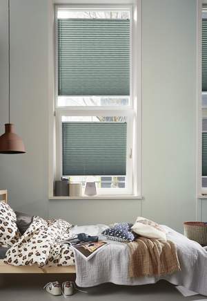 Gröna gardiner: Plisségardiner till tiltande fönster