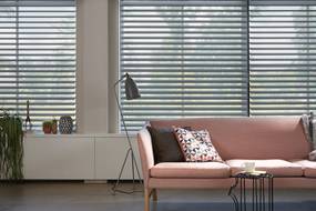 Silhouette® gardiner filtrerar ljuset