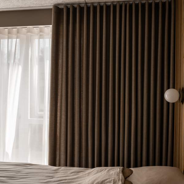 Hotellhängning med dubbla gardiner