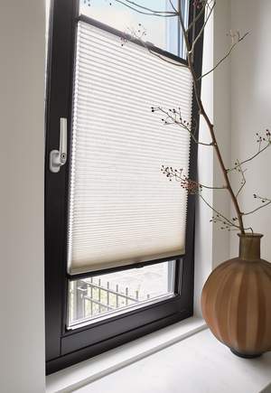 Skruvfria gardiner utan åverkan i fönsterram