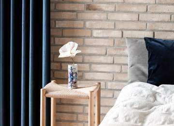 Inred sovrummet med färg