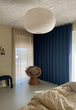 Royalblå gardiner och transparenta gardiner i sovrum