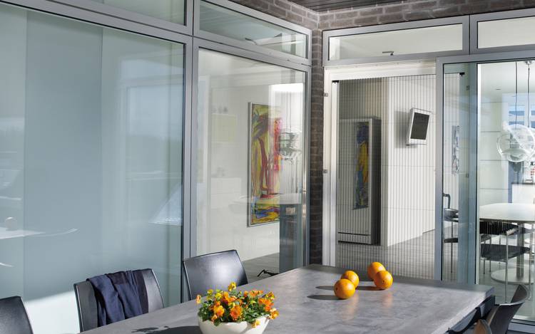 Luxaflex® nätgardiner finns i olika modeller och passar både fönster och dörrar