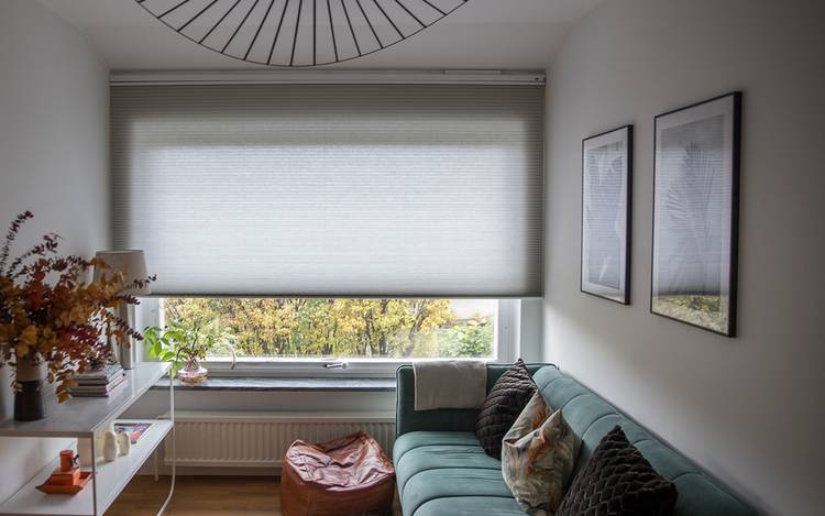 Luxaflex® Duette® i panoramafönster hemma hos Frida Fahrman