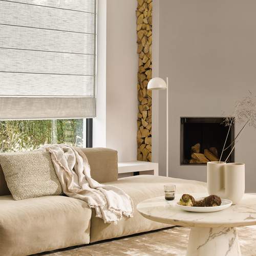 Beige hissgardin i vardagsrum