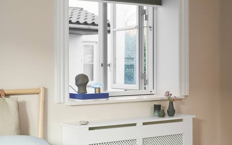 Sovrumsfönster med Luxaflex® insektsnät i kombination med Duette® gardin