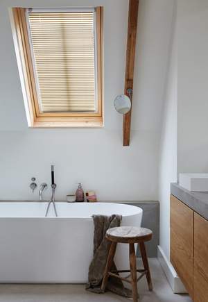 Takfönster med persienner, i badrum