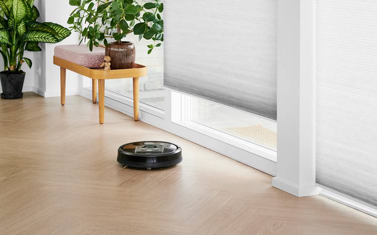 Luxaflex® Duette® gardin och robotdammsugaren Erika i ett hem fyllt av smarta hem lösningar