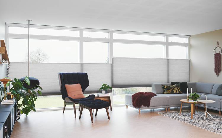 Maffiga Duette® gardiner i sober grå, i vardagsrumsfönster till ett intelligent hem